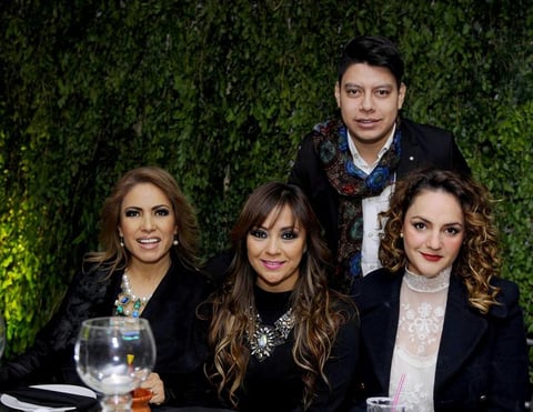 Nancy, Rey, Maribel y Rina.