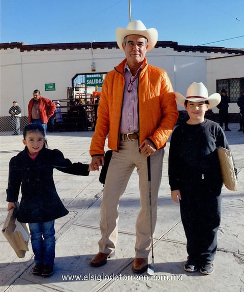 07022015 J. Jesús Zarzosa con sus hijos, Sandra Natalia y José Alejandro, en el espectáculo de Los Enanitos Toreros en días pasados.