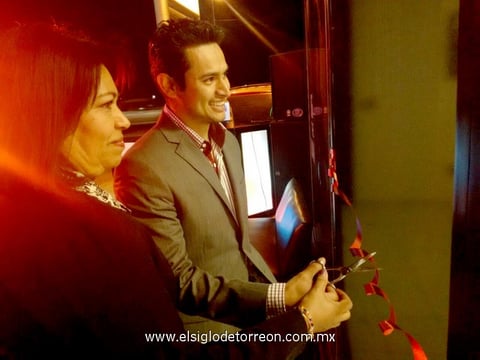 07022015 Mariel Vázquez y César Vázquez en el corte de listón.