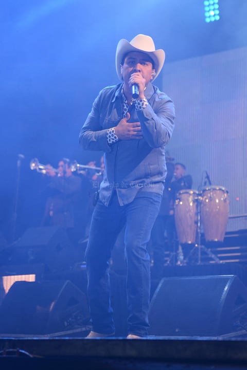 Los laguneros corearon canción tras canción que interpretó el cantante.