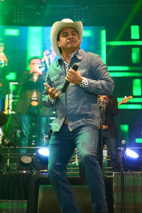 Julión no dudó en bailar sus famosos temas.