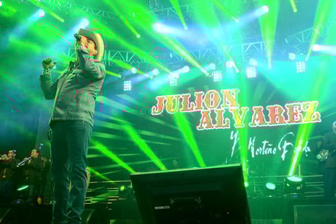 Julión salió al escenario del estadio Revolución con el tema Y fue así, desatando el ensordecedor grito de los asistentes.