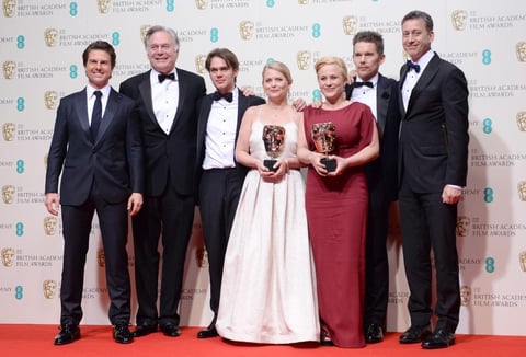 El elenco de 'Boyhood' posa para la foto en compañía del actor Tom Cruise, tras ganar el galardón a Mejor Película.