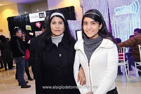 08022015 EN EXPO.  María Guadalupe y Lupita.