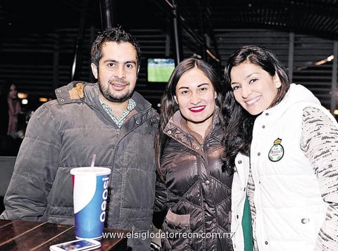08022015 EN EL FUT.  Luis, Andrea y Mara.