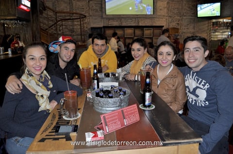 10022015 MUY CONTENTOS.  Fany, César, Alejandro, Fernanda, Lorena y Aarón.