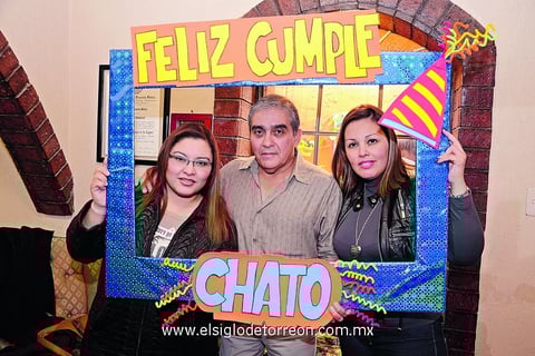 08022015 UN DíA MUY ESPECIAL.  Marlene y Gaby con su papá, Vicente Cázares, en su fiesta de cumpleaños.