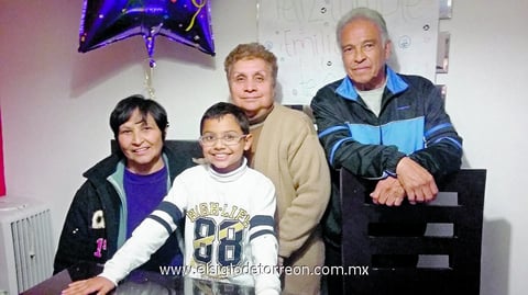 08022015 FELIZ CUMPLEAñOS.  Emiliano acompañado de sus abuelos: Aracely, Estela y Carlos.