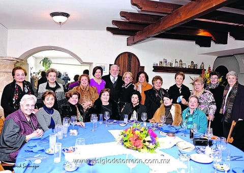 08022015 FESTEJO DE ANIVERSARIO.  Rosario y Alberto en su 60 aniversario de bodas acompañados de amistades cercanas.
