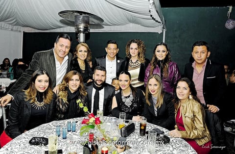 08022015 FESTEJO.  Rina de Mijares con su esposo, Cristian Mijares, y algunos de los invitados a su fiesta.