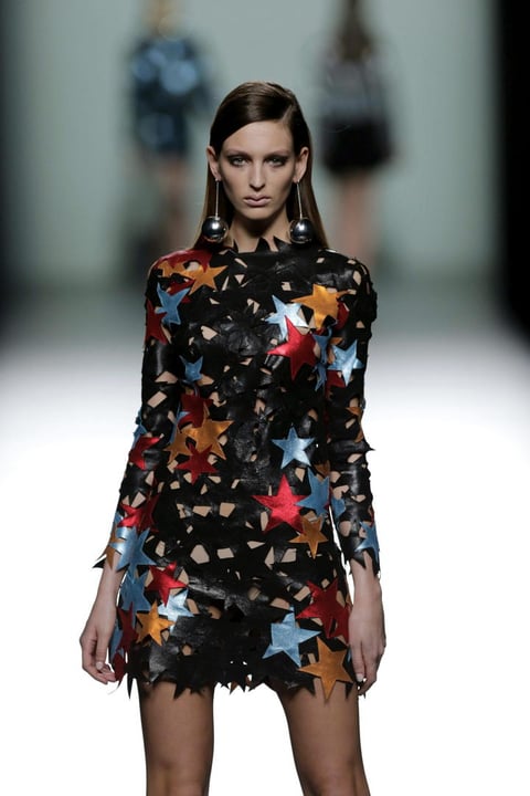 La diseñadora María Escote propuso una serie de vestidos mini estampados con estrellas, flores o rayas.