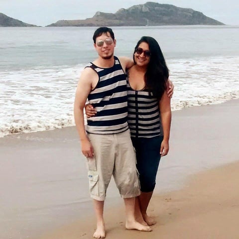 Gaby Valdez con su pareja en la playa.