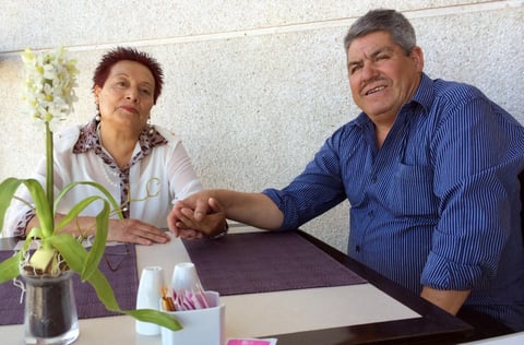 José Trinidad Mendoza Tapia junto a su pareja.