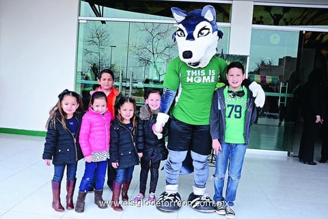12022015 CASA ABIERTA.  Alumnos de reconocido plantel con 'El lobito'.
