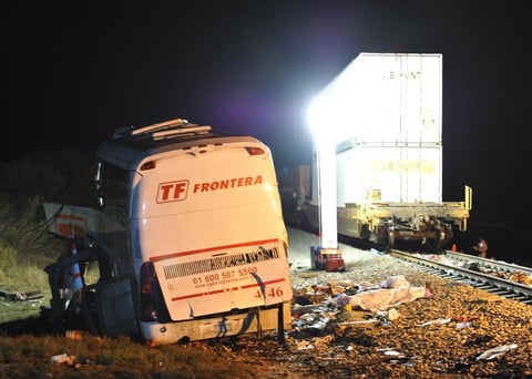 Los primeros en llegar al lugar del percance fueron los elementos de la Policía Municipal, recibiendo el apoyo de los elementos del Ejército Mexicano y la Marina, así como de la Dirección de Protección Civil de Nuevo Laredo, Tamaulipas.