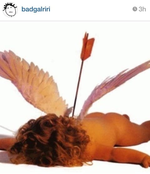Rihanna compartió una imagen de un cupido flechado.