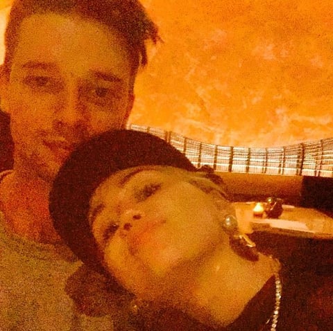 Miley celebró este San Valentín muy enamorada de su novio Patrick Schwarzenegger.