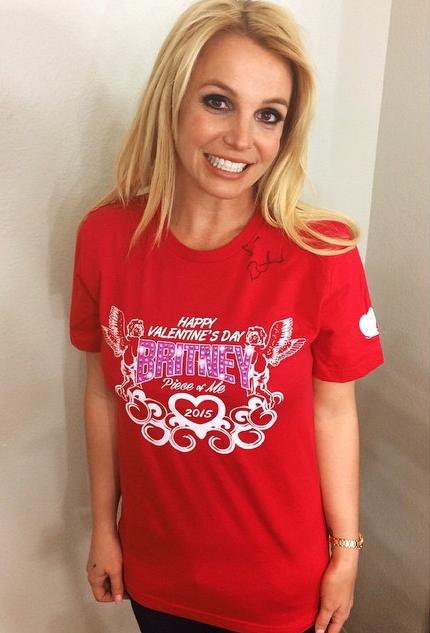 Britney Spears aprovechó la ocasión para apoyar a una fundación al lanzar una playera conmemorativa de la que donará sus ganancias a los niños con cáncer.