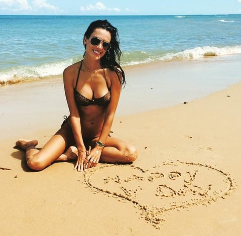 La modelo brasileña Alessandra Ambrosio celebró San Valentín en la playa y compartió una imagen a sus seguidores en Instagram.