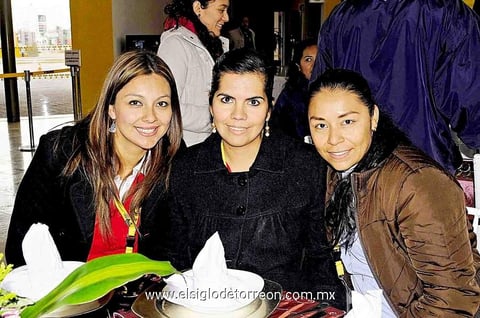 13022015 DISFRUTAN.  Claudia, Leticia y Nancy.