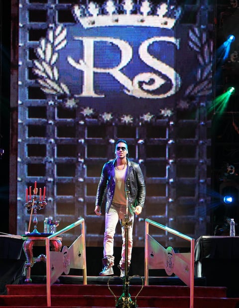 Ataviado en unos jeans azules con chamarra de piel negra, camiseta gris y lentes negros, Romeo Santos arrancó el concierto.