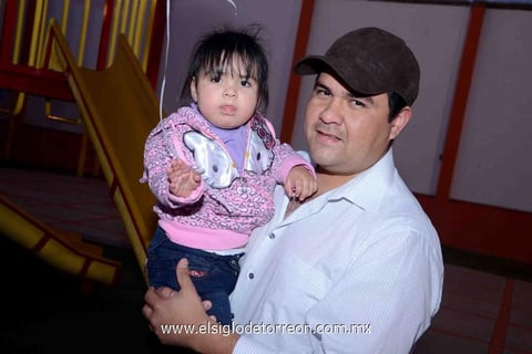 18022015 EN UNA PIñATA.  Regina y Reynaldo.