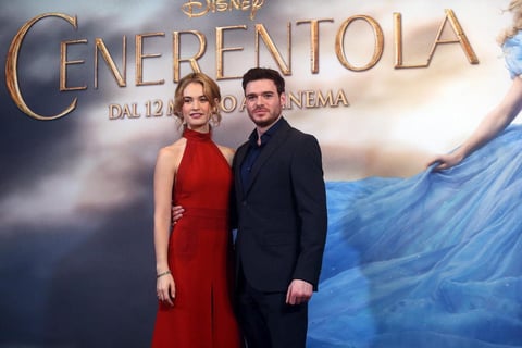Los protagonistas posaron juntos ante los fotógrafos italianos.
