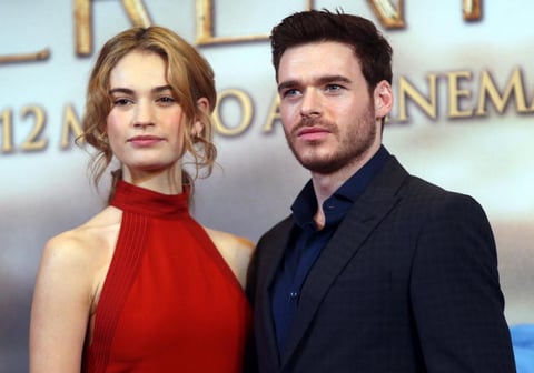 El actor Richard Madden, quien interpreta al príncipe, no pudo faltar en el acto promocional.