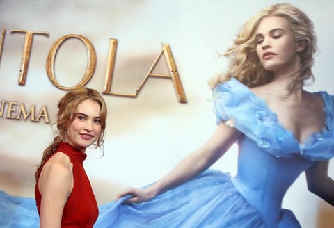 Lily James atendió a los medios en Milán con motivo del estreno de La Cenicienta.