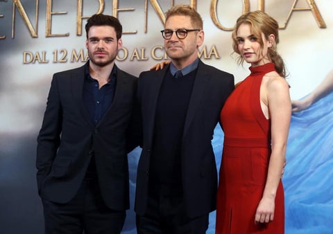 Los protagonistas y el director de la nueva adaptación de La Cenicienta presentaron ante la prensa italiana dicha producción.