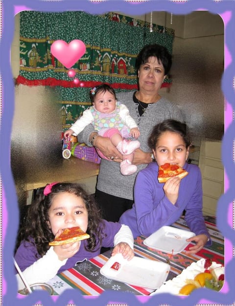 Allison con su abuelita y primas.