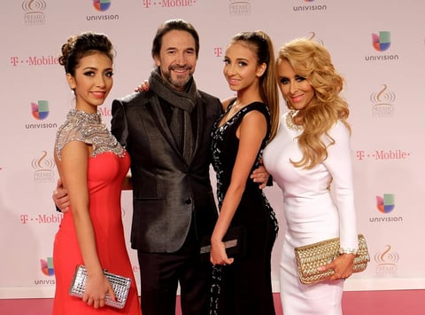 Alison, Marco Antonio Solis, Marla y Cristy Solis posaron para las cámaras.