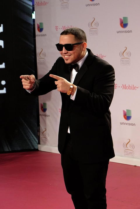 DJ Chino se mostró atento.