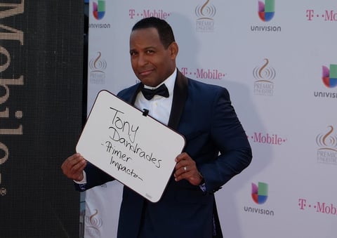 Tony Dandrades se mostró muy divertido a su llegada.