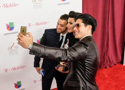 Chino y Nacho no perdieron la oportunidad de fotografiarse con la italiana Laura Pausini.