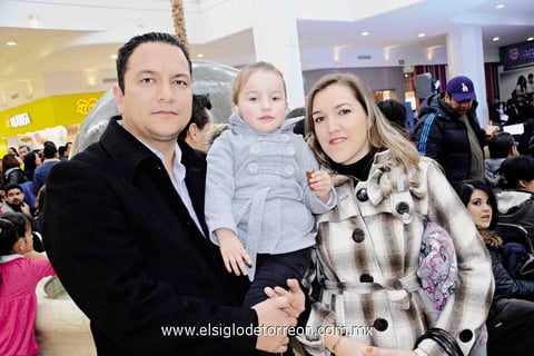 20022015 EN LA PLAZA COMERCIAL.  Obed, Odeth y Denise.