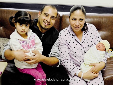 15022015 FELIZ LLEGADA.  En familia, Estela y José Ángel con sus hijas, la bebé María José y Daniela.