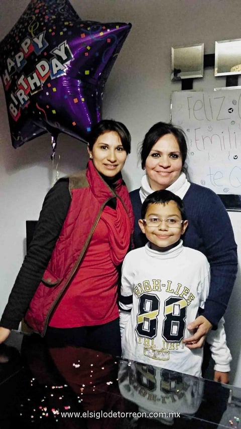 15022015 EN FAMILIA.  Emiliano Vázquez acompañado de sus tías, Érika y Diana.