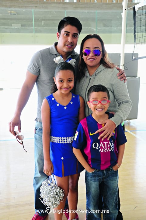 15022015 EN EVENTO ESCOLAR.  Jorge, Lucía, Kenia y Caleb.