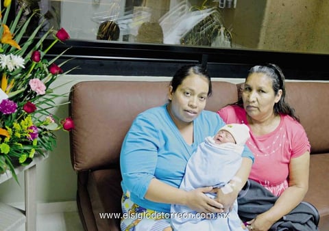 15022015 TIERNA LLEGADA.  María Teresa con Luis Emmanuel y la nueva abuelita, Valentina.