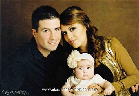 15022015 La pequeña Chloe Marchal Luján, en compañía de sus papás, Pierrick Marchal y Mariela Gabriela Luján de Marchal.- Estudio Caja Mágica.