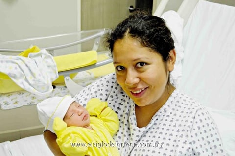 15022015 NUEVA MAMá.  Martha muy feliz por la llegada de su hijita Frida.