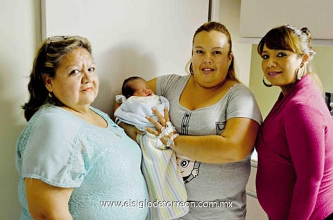 15022015 RECIéN NACIDO.  El bebé Rafael con su mamá Azucena, su abuela Elvira y su tía.