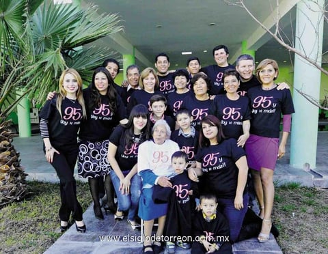 15022015 FELIZ CUMPLEAñOS.  Rebeca Bernal Gómez acompañada de sus seres queridos en su festejo con motivo de su 95 aniversario.