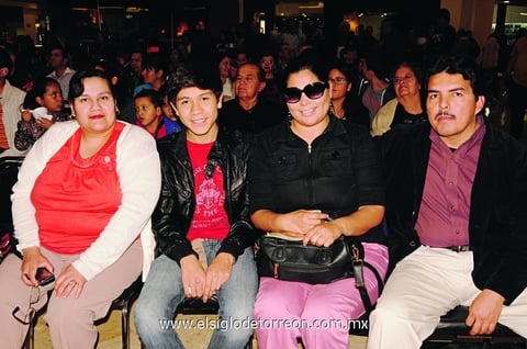 15022015 DISFRUTAN ESPECTáCULO MUSICAL.  Rocío, Javier, Yesenia y Miguel Ángel.