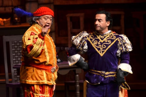 Durante el primer acto Los Mascabrothers platicaron con "Don Juan" (Ramones) de diversas situaciones irónicas de la vida; de igual manera los personajes "Igor" (Germán Ortega) y "Chito" (Falcón) se dieron un mano a mano que provocó las delicias de los congregados en el recinto cultural.