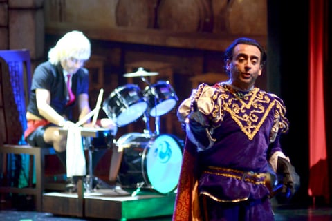 Los actores representaron una adaptación del clásico "Don Juan Tenorio" de José Zorrilla, sin embargo, dista mucho de la original ya que la trama se convierte en "teatro de revista".