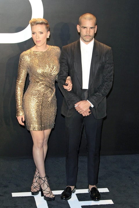 Scarlett Johansson llegó al desfile acompañada de su esposo Romain Dauriac.