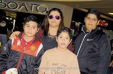 23022015 EN EL MALL.  Patricia, Diego, Sebastián y Mario.