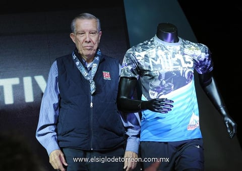 23022015 Don Ramón Iriarte muestra la medalla y playera del Maratón Lala.